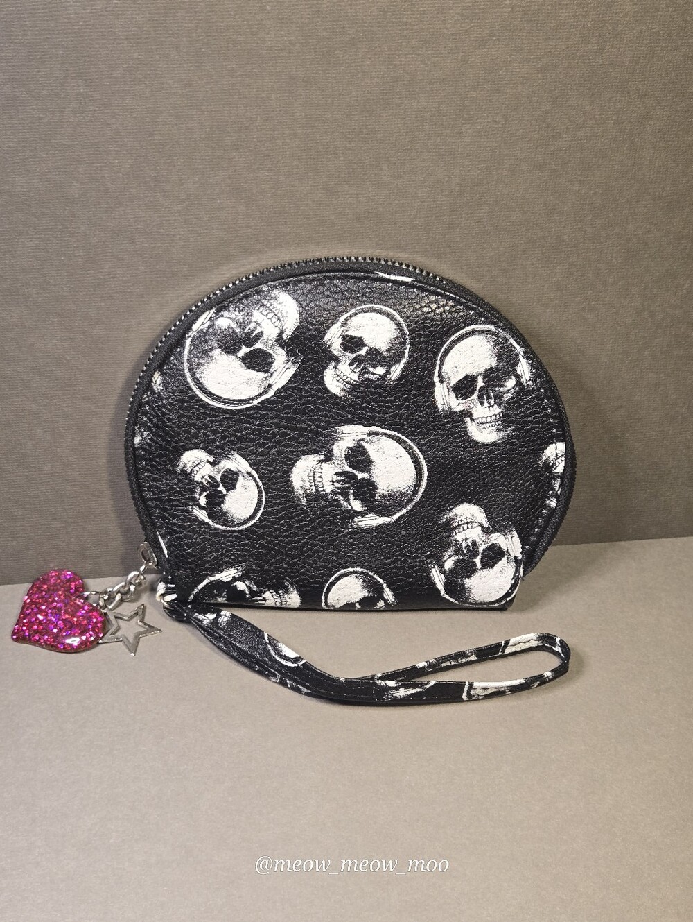 Black White Skull Print Round Wristlet Coin Purse Wallet With Charms